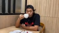 Pada kesehariannya, Komeng juga senang menyeruput kopi di kafe. Sambil bersantai ia sengaja memesan meja paling pojok agar tak terlalu dekat dengan keramaian. Foto: Instagram/komeng.original