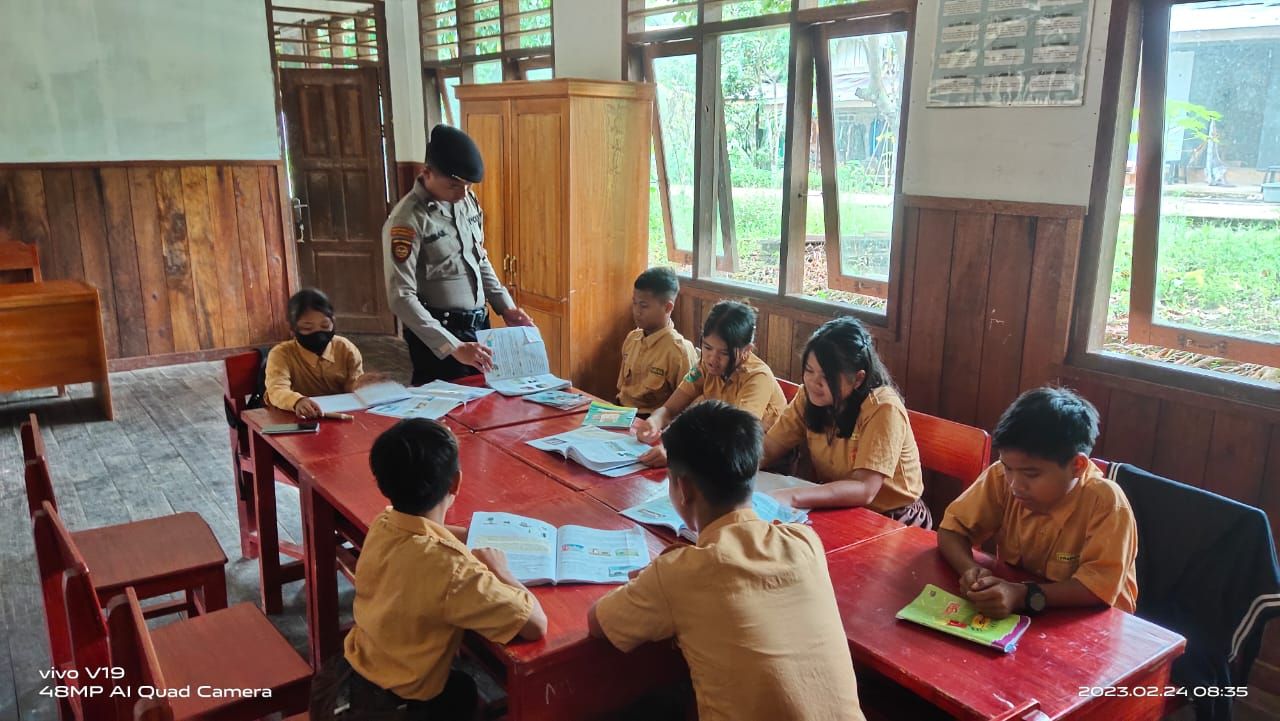 Polisi mengajar siswa SD Muara Andeh, Kalimantan Timur.