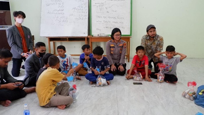 Kegiatan belajar bahasa Inggris gratis di Muara Angke