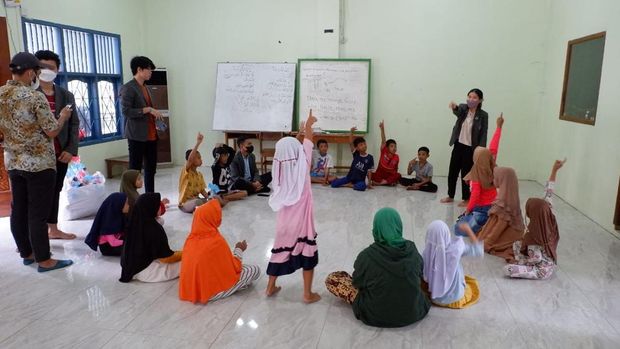 Kegiatan belajar bahasa Inggris gratis di Muara Angke