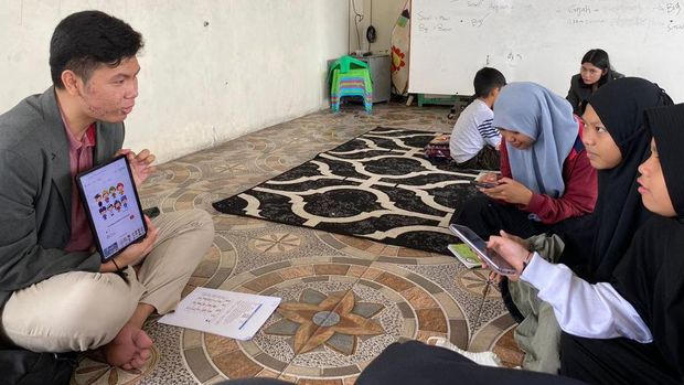 Kegiatan belajar bahasa Inggris gratis di Muara Angke