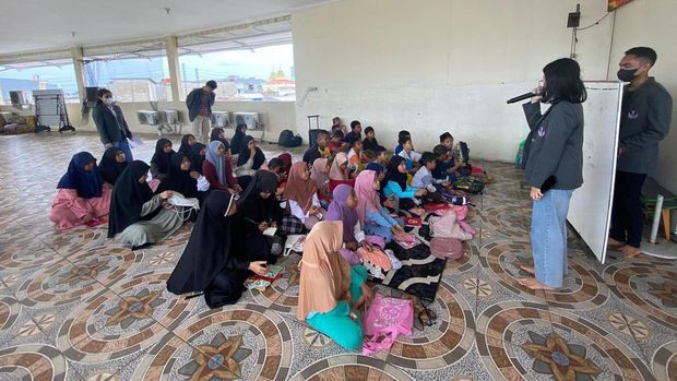 Kegiatan belajar bahasa Inggris gratis di Muara Angke