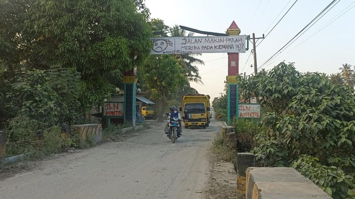 Kondisi gapura jalan rusak Dijual di Asahan jadi korban vandalisme. (Perdana Ramadhan / detikSumut).