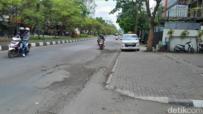 Kondisi jalan rusak di Jalan Terusan Jakarta, Kota Bandung. Jalan ini merupakan akses utama menuju ke Antapani.