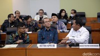 Ketua Komisi Pemilihan Umum (KPU) Hasyim Asyari , Direktur Jenderal (Dirjen) Politik dan Pemerintahan Umum (Polpum) Kementerian Dalam Negeri (Kemendagri) Bahtiar, Ketua DKPP Heddy Lugito dan Ketua Bawaslu Rahmat Bagja mengikuti rapat dengar pendapat di Komisi 2 DPR RI di Komplek Parlemen, Jakarta, Rabu (12/4/2023).