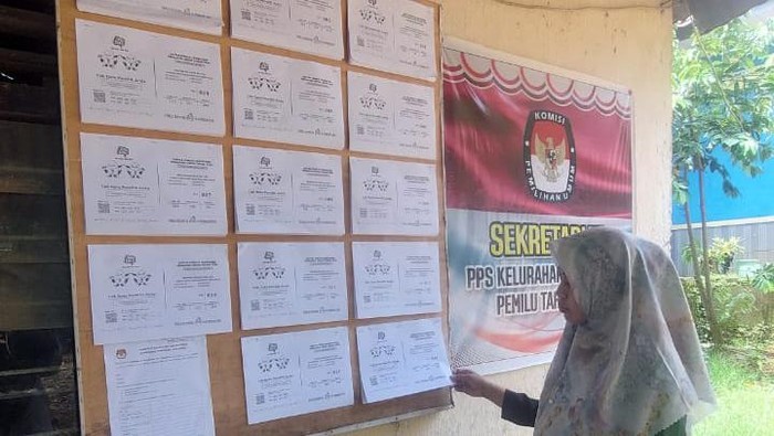 KPU Pangkep memasang DPS Pemilu 2024 di tempat umum.