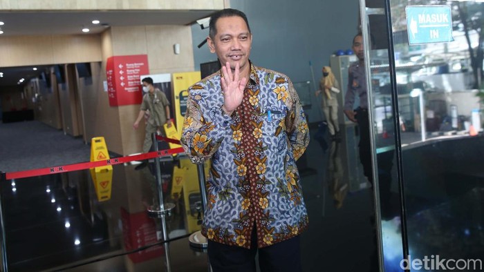 Pimpinan KPK mendatangi gedung Dewas KPK. Mereka bakal menjalani pemeriksaan terkait pencopotan Brigjen Endar Priantoro dari jabatan Direktur Penyelidikan.