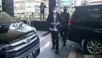 Wakil Ketua KPK Nawawi Pomolango menjadi orang ketiga yang hadir untuk menjalani pemeriksaan.