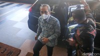 Pantauan detikcom di lokasi, Rabu (12/4/2023), Wakil Ketua KPK Alexander Marwata tiba di gedung Pusat Kajian Antikorupsi (ACLC) di Jalan Rasuna Said, Jakarta Selatan, pada pukul 10.58 WIB. Sekadar informasi, Dewas KPK berkantor di gedung ini.
