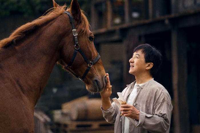 Lucu & Harunya Kisah Jackie Chan bareng Kuda Kesayangan di ‘Ride On
