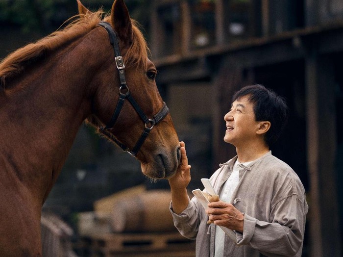 Lucu & Harunya Kisah Jackie Chan bareng Kuda Kesayangan di ‘Ride On