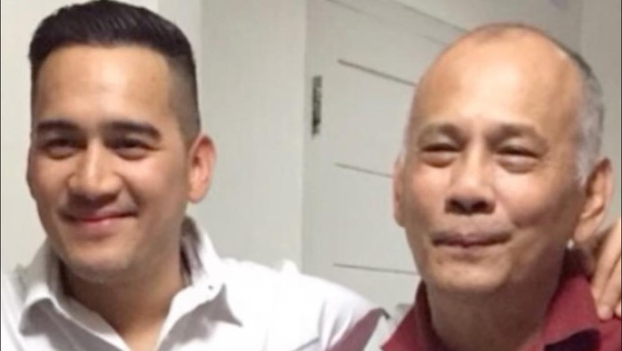Mario Lawalata bersama almarhum mendiang ayah.