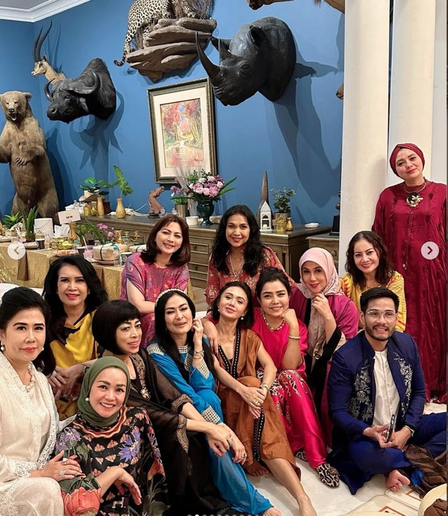 Geng kepompong yang berisikan para artis tahun 90-an tampak hadir dan memenuhi rumah Mayangsari. Seperti Yuni Shara, Marini Zumarnis, Cut Keke, Iis Dahlia, dan beberapa lainnya tampak ikut memeriahkan momen arisan sekaligus bukber tersebut. Foto: Instagram/@marinizumarnisreal