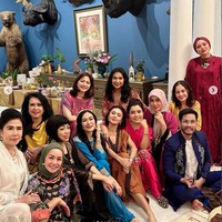 Geng kepompong yang berisikan para artis tahun 90-an tampak hadir dan memenuhi rumah Mayangsari. Seperti Yuni Shara, Marini Zumarnis, Cut Keke, Iis Dahlia, dan beberapa lainnya tampak ikut memeriahkan momen arisan sekaligus bukber tersebut. Foto: Instagram/@marinizumarnisreal