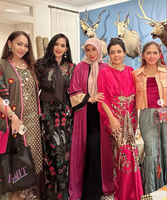 Diah Permatasari juga terlihat hadir di acara arisan dan bukber geng kepompong. Ia tampak berpose bersama Mayangsari, Marini Zumarnis, dan beberapa rekannya yang turut hadir. Foto: Instagram/@marinizumarnisreal