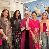 Diah Permatasari juga terlihat hadir di acara arisan dan bukber geng kepompong. Ia tampak berpose bersama Mayangsari, Marini Zumarnis, dan beberapa rekannya yang turut hadir. Foto: Instagram/@marinizumarnisreal