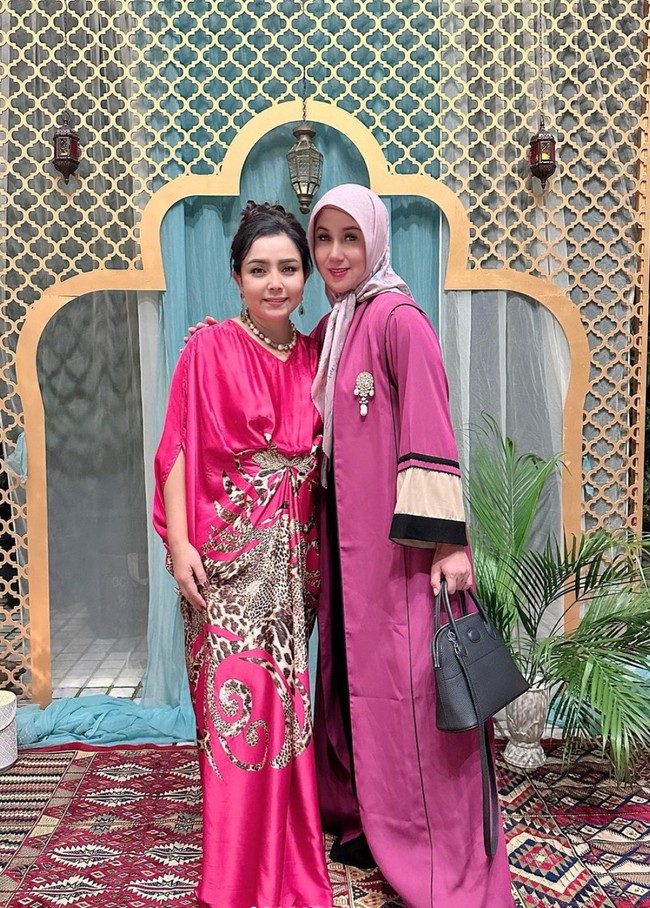 Tampil kompak, Mayangsari dan Marini Zumarnis terlihat sama-sama mengenakan busana berwarna merah muda. Mayangsari memilih kaftan bermotif, sementara Marini Zumarnis memilih outer panjang yang dipadukan dengan hijab berwarna senada. Foto: Instagram/@marinizumarnisreal