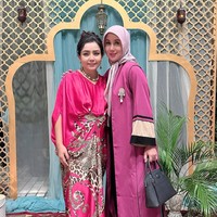 Tampil kompak, Mayangsari dan Marini Zumarnis terlihat sama-sama mengenakan busana berwarna merah muda. Mayangsari memilih kaftan bermotif, sementara Marini Zumarnis memilih outer panjang yang dipadukan dengan hijab berwarna senada. Foto: Instagram/@marinizumarnisreal