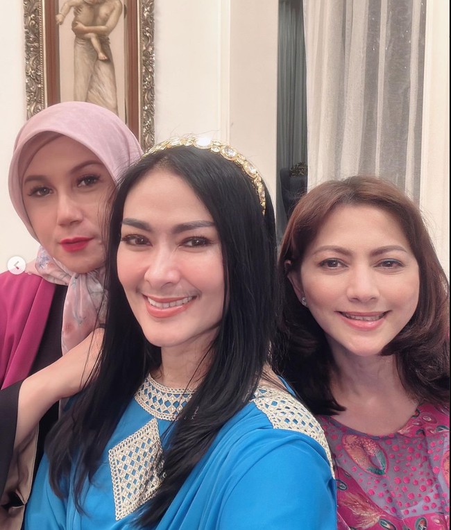 Melalui akun Instagramnya, Marini Zumarnis membagikan foto-foto kebersamaannya bersama para rekan artis di acara tersebut. Terlihat Marini juga berfoto wefie bersama Iis Dahlia dan Cut Keke. Foto: Instagram/@marinizumarnisreal