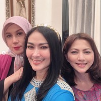 Melalui akun Instagramnya, Marini Zumarnis membagikan foto-foto kebersamaannya bersama para rekan artis di acara tersebut. Terlihat Marini juga berfoto wefie bersama Iis Dahlia dan Cut Keke. Foto: Instagram/@marinizumarnisreal
