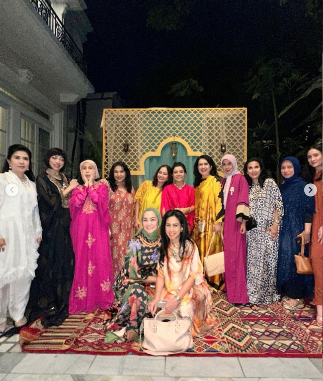 Para tamu undangan yang hadir terlihat kompak mengenakan kaftan dan busana muslim. Untuk acara tersebut, Mayangsari juga tampak menyulap rumahnya dengan dekorasi bergaya Timur Tengah. Foto: Instagram/@marinizumarnisreal