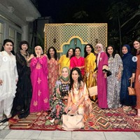 Para tamu undangan yang hadir terlihat kompak mengenakan kaftan dan busana muslim. Untuk acara tersebut, Mayangsari juga tampak menyulap rumahnya dengan dekorasi bergaya Timur Tengah. Foto: Instagram/@marinizumarnisreal