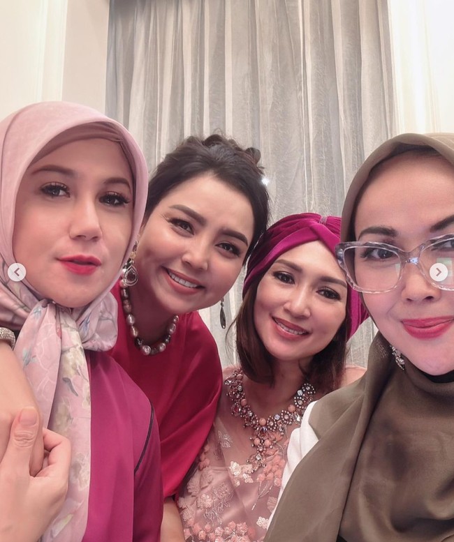Potret Mayangsari dan Marini Zumarnis bersama rekan artis dan sosialitanya. Keceriaan tampak jelas menghiasi wajah Mayangsari dan para tamu undangan yang datang. Foto: Instagram/@marinizumarnisreal