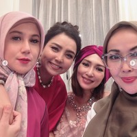 Potret Mayangsari dan Marini Zumarnis bersama rekan artis dan sosialitanya. Keceriaan tampak jelas menghiasi wajah Mayangsari dan para tamu undangan yang datang. Foto: Instagram/@marinizumarnisreal