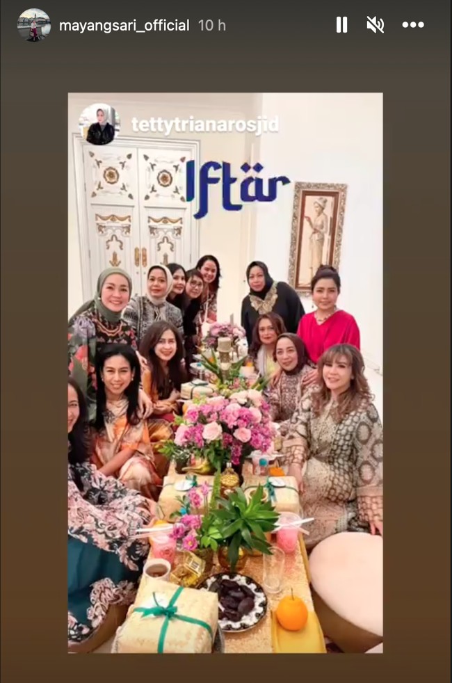 Di bulan Ramadhan ini Mayangsari tampaknya tak mau ketinggalan untuk ikut merayakan buka puasa bersama para sahabatnya. Beberapa waktu lalu ia tampak mengundang geng kepompong untuk arisan sekaligus bukber di rumahnya. Foto: Instagram/@mayangsari_official