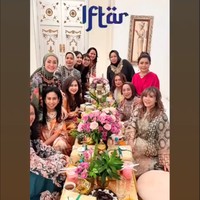 Di bulan Ramadhan ini Mayangsari tampaknya tak mau ketinggalan untuk ikut merayakan buka puasa bersama para sahabatnya. Beberapa waktu lalu ia tampak mengundang geng kepompong untuk arisan sekaligus bukber di rumahnya. Foto: Instagram/@mayangsari_official