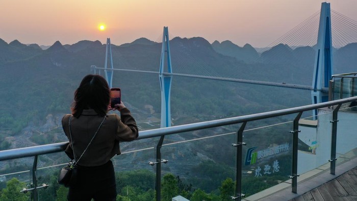 Menengok Megahnya Jembatan Pingtang China QIANNAN, CHINA - APRIL 11: Aerial view of Pingtang Bridge on April 11, 2023 in Qiannan Buyei and Miao Autonomous Prefecture, Guizhou Province of China. The cable-supported bridge has a span of 2,135 meters. (Photo by Qu Honglun/China News Service/VCG via Getty Images)