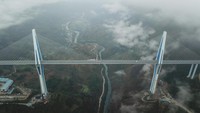 Dengan ketinggian 332 meter, setinggi bangunan 110 lantai, menara utama di tengah jembatan ini memiliki menara jembatan beton bertulang tertinggi di dunia. (TPG/Getty Images)  