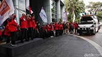 Menhub Budi Karya Sumadi, Kakorlantas Polri Irjen Firman Santyabudi, dan CEO detik Network Abdul Aziz melepas tim liputan pantau arus mudik 2023 Transmedia. 