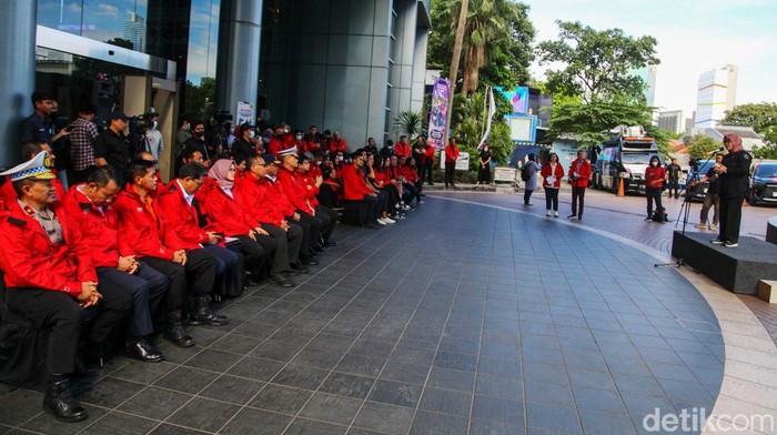 Menhub Budi Karya Sumadi dan Kakorlantas Polri Irjen Firman Santyabudi melepas tim liputan mudik Transmedia. Pelepasan dilakukan di Gedung Transmedia, Jakarta, Rabu (12/4/2023).