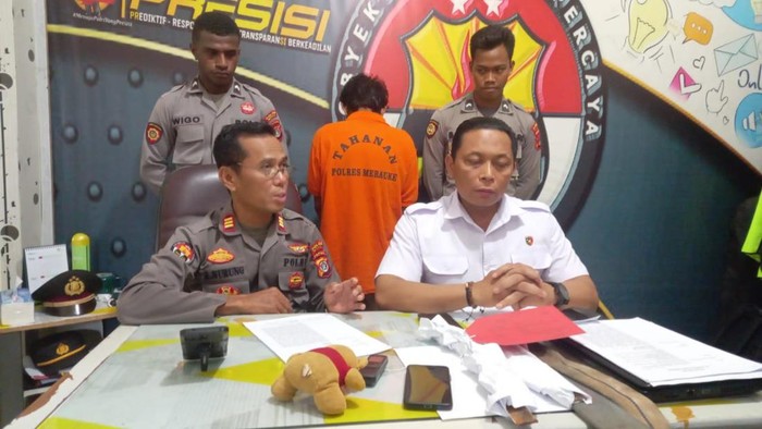 Pria berinisial H (42) di Kabupaten Merauke, Papua Selatan membacok mandornya bernama Ferianto Johanis (41) hingga tewas.