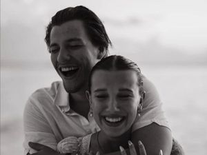 Millie Bobby Brown Pamer Cincin Tunangan, Ditaksir Bernilai RP 2,2 Miliar