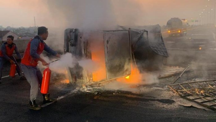 Mobil pikap terbakar di Medan. (Foto: Istimewa)