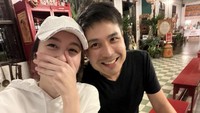 Namun jauh sebelum itu, Nong Poy dan Oak Phakwa sudah lama bertemu. Lebih tepatnya, mereka berdua berjumpa saat masih duduk di bangku sekolah. (Foto: Facebook/บรรลุ หงษ์หยก)