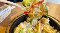 Rasa gurih dari bumbu kaldunya terasa kuat, tapi tidak asin sama sekali dan tidak menggunakan MSG, agar rasanya tetap enak meski sudah diracik dengan sambal merah spesial yang jadi ciri khas di Narie’s.  Foto: detikFood