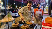 Didirikan oleh Pak Totong Sapoetra, dan sang putri, Debby Sapoetra. Narie’s Eatery & Coffee ini ternyata berawal dari OOM Resto (Otak-otak Modern) yang terletak di Trunojoyo, Bandung.  Foto: detikFood