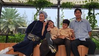 Pas manggung di salah satu acara, ternyata penonton antusiasnya masih sangat luar biasa banget. Di situ saya terharu dan bangga mereka masih menantikan saya, paparnya. (Foto: Instagram @ninicarlina_real)