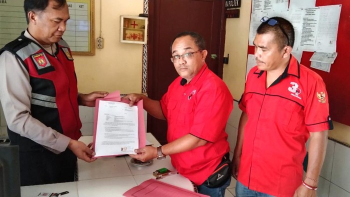 PAC PDIP Girsang Sipangan Bolon saat membuat aduan di Polsek Parapat (Foto: Istimewa)