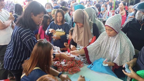 Pengunjung memadati pasar murah bersubsidi di Pasar Kediri, Rabu (12/4/2023).