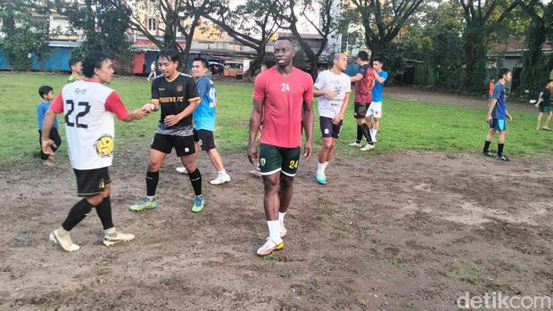 Pemain PSM Makassar Donald Bissa dan Akbar Tanjung bermain tarkam di Lapangan Emmy Saelan, Makassar, Sulsel.