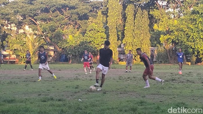 Pemain PSM Makassar Ramadhan Sananta dan Erwin Gutawa main tarkam di Lapangan Emmy Saelan, Makassar, Sulsel.