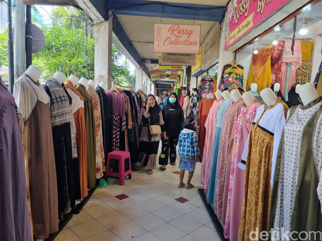 Pembeli memilih abaya hingga set syari di Pasar Kapasan Surabaya