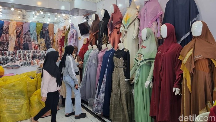 Pembeli memilih abaya hingga set syari di Pasar Kapasan Surabaya
