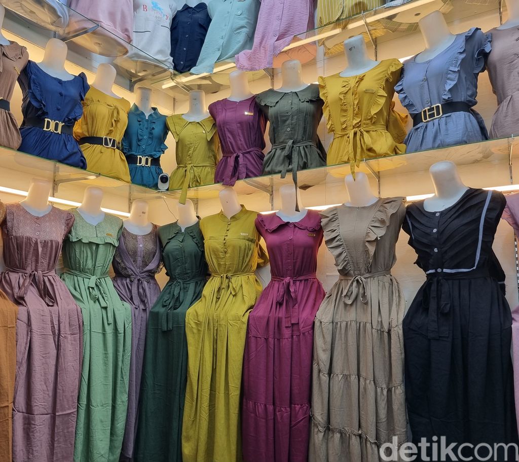 Pembeli memilih abaya hingga set syari di Pasar Kapasan Surabaya