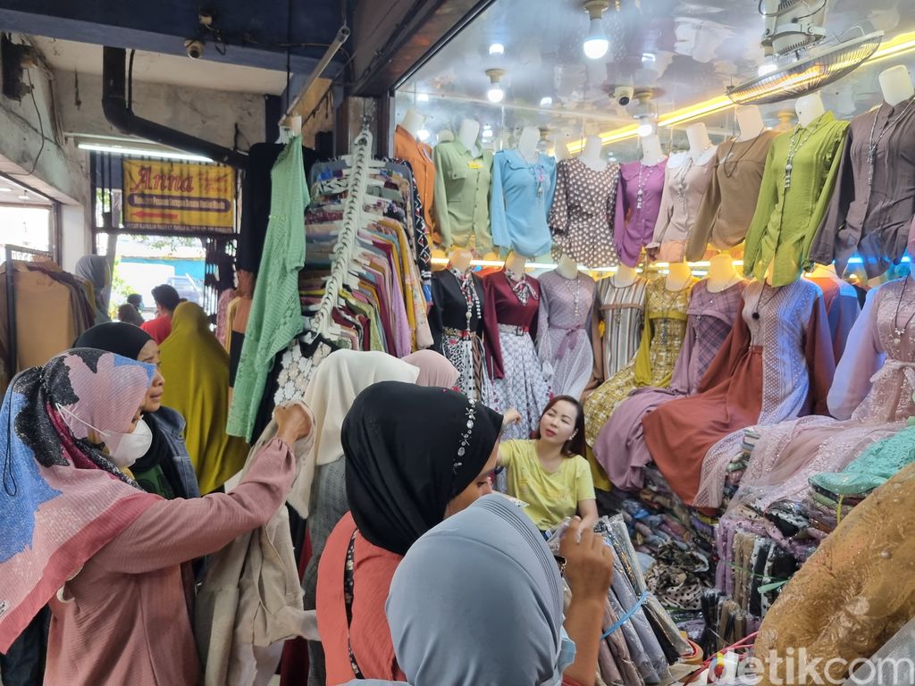 Pembeli memilih abaya hingga set syari di Pasar Kapasan Surabaya