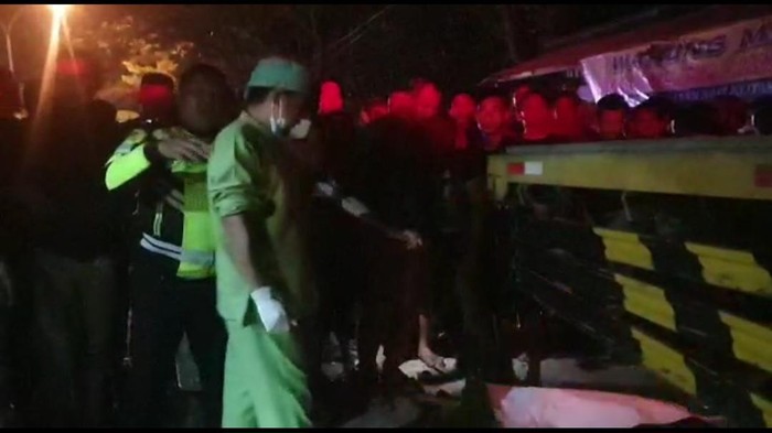 Pemotor asal Bojonegoro tewas setelah menabrak truk di Lamongan